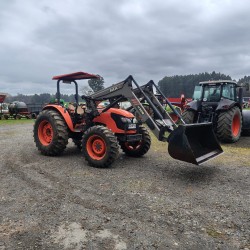 Tractor 4x4 con cargador frontal marca Kubota modelo m9540