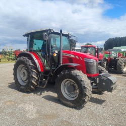 Tractor 4x4 con cabina marca Massey Ferguson modelo 6711