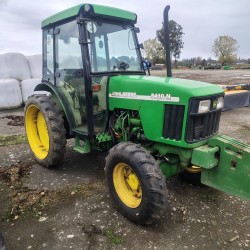 Tractor 4x4 marca John Deere modelo 5410N