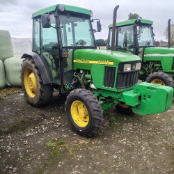 Tractor 4x4 marca John Deere modelo 5410N