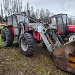 Tractor 4x4 con cargador frontal marca Massey Ferguson Modelo 297